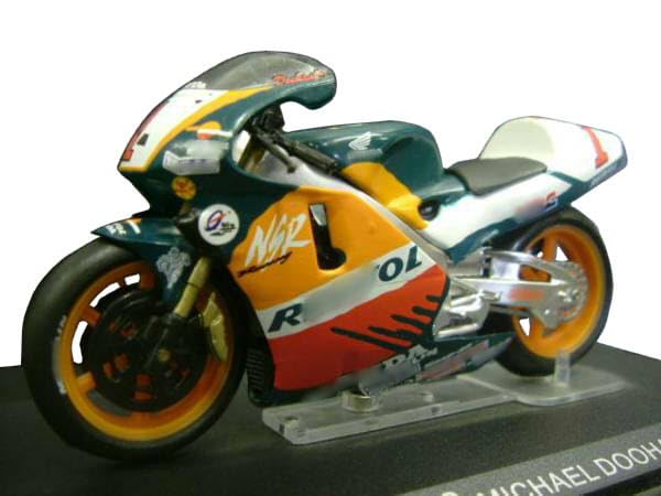 Amazon.co.jp: IXO/イクソ 1/24スケール ホンダ NSR500 1998 マイケル